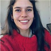 Estudiante que tiene terminado bachillerato de ciencias imparte matemáticas y lengua a niños